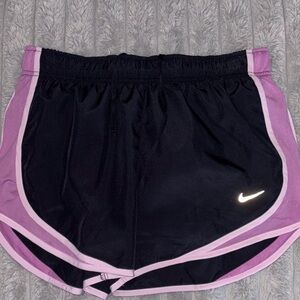 NWT Nike Black Athletic Shorts with Pink Trim Size M🩷🖤